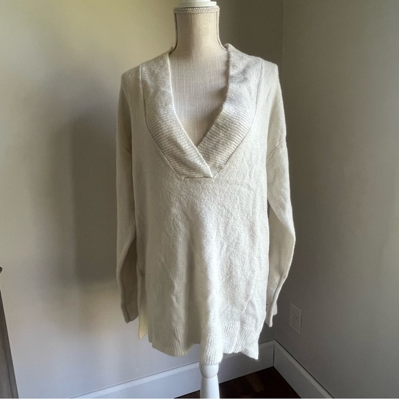 RDI Sweaters - RDI Cream Colored Pearl Essence Deep V Women's Pull Over Sweater Size Large